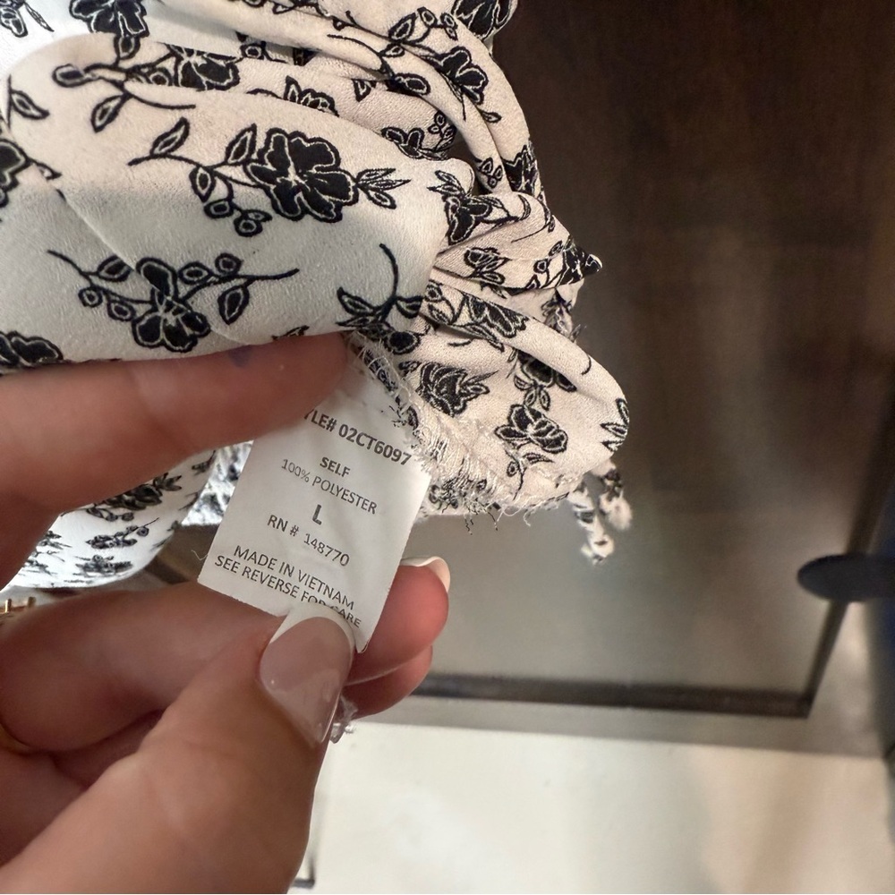Sienna Sky Black and White Floral Blouse tie front smocked back Size L cap sleev - Picture 5 of 10